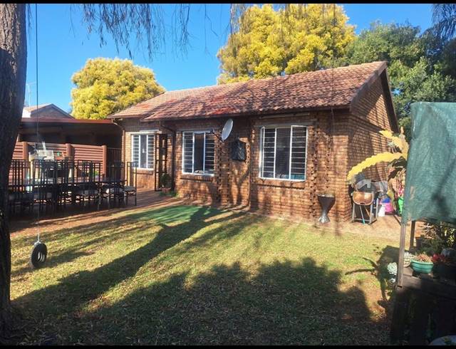 2 BEDROOM TOWNHOUSE FOR SALE IN ROOIHUISKRAAL NORTH